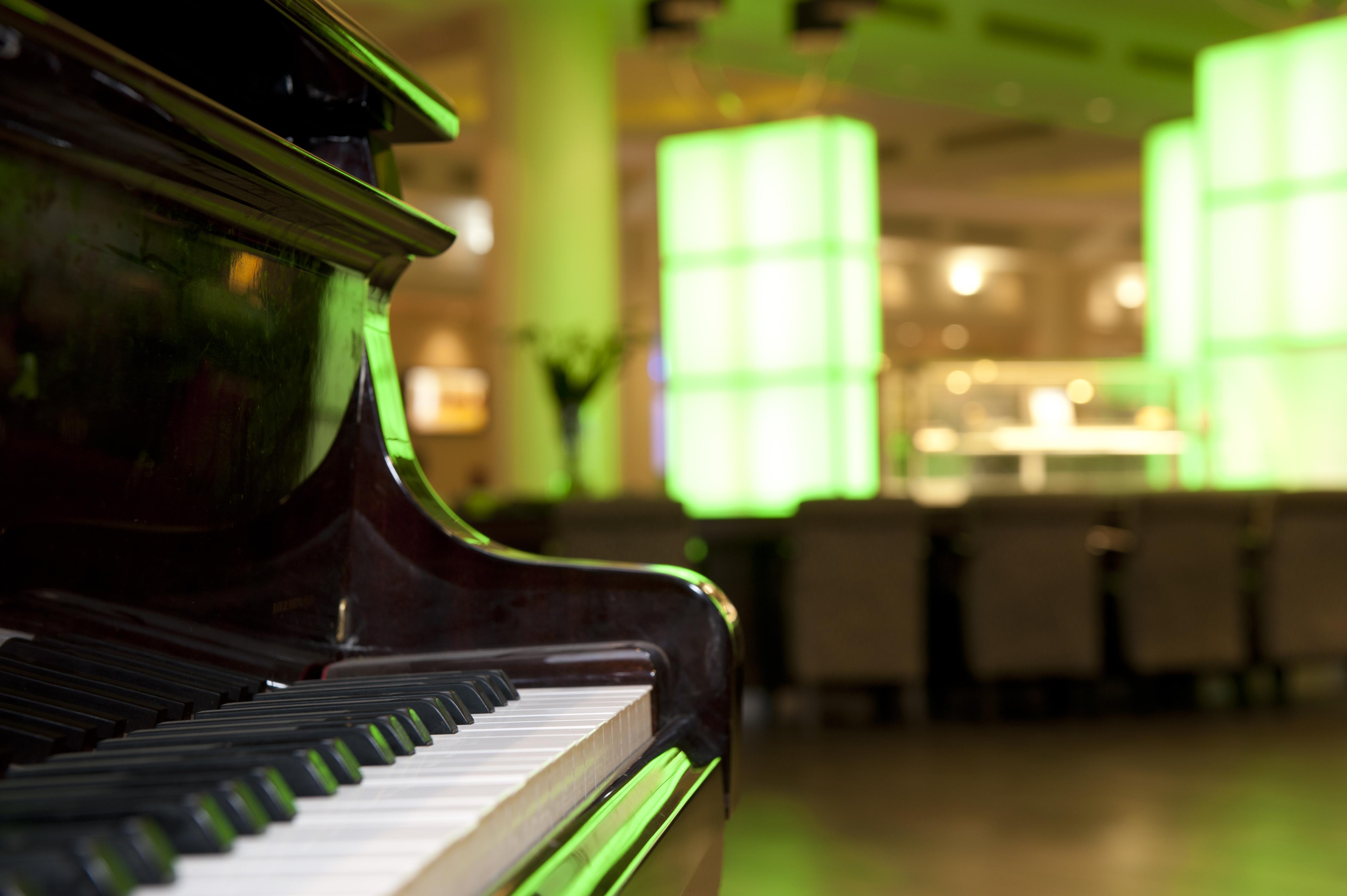U Magic Palace Ejlat Zewnętrze zdjęcie Piano at the Green Room