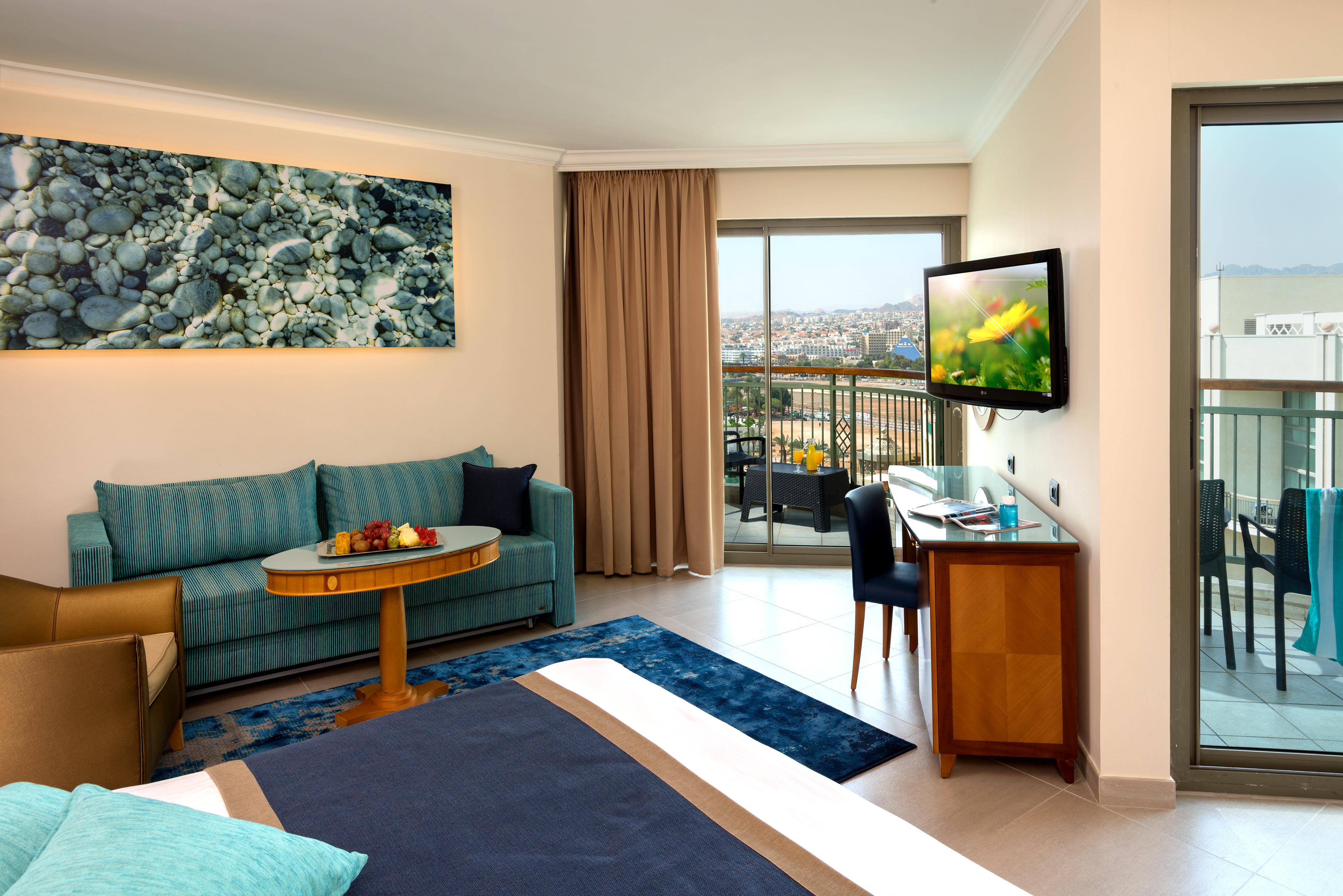 U Magic Palace Ejlat Zewnętrze zdjęcie A room at the Leonardo Hotel, Tel Aviv